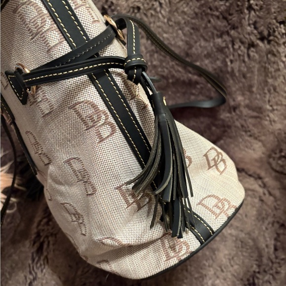 Brand new Dooney & Bourke Tan and Black Signature Tote - Picture 8 of 11